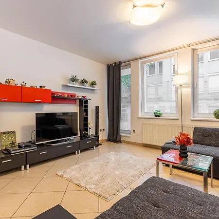 Castle Vista Getaway, Free Parking Apartment